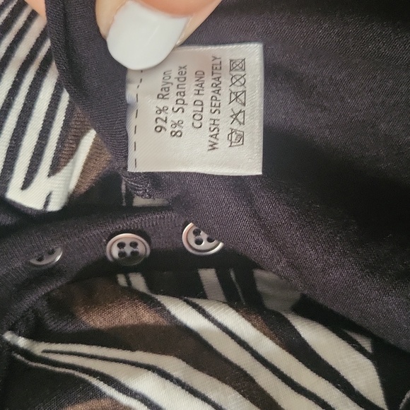 Vertigo Paris Top - Black White Flower - Picture 6 of 6